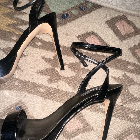 Black Nine West heels. Like new - Picture 3 of 8